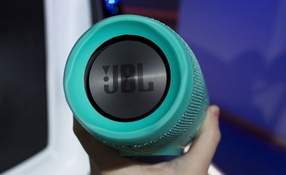 Loa JBL Charge 3 cho &acirc;m thanh mạnh mẽ